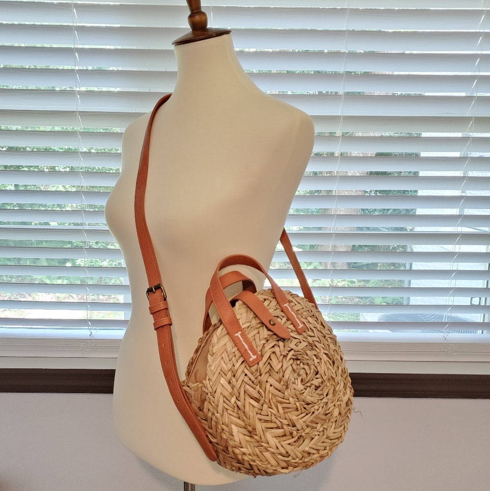 Perfect summer straw crossbody